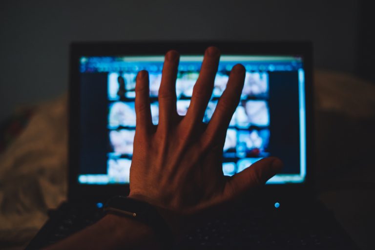 Digitalni Eros: Strast ili Iluzija?