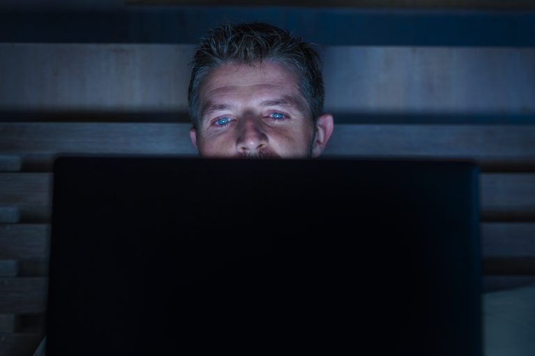 Šapati ekrana: Kako pornografija oblikuje našu intimnost