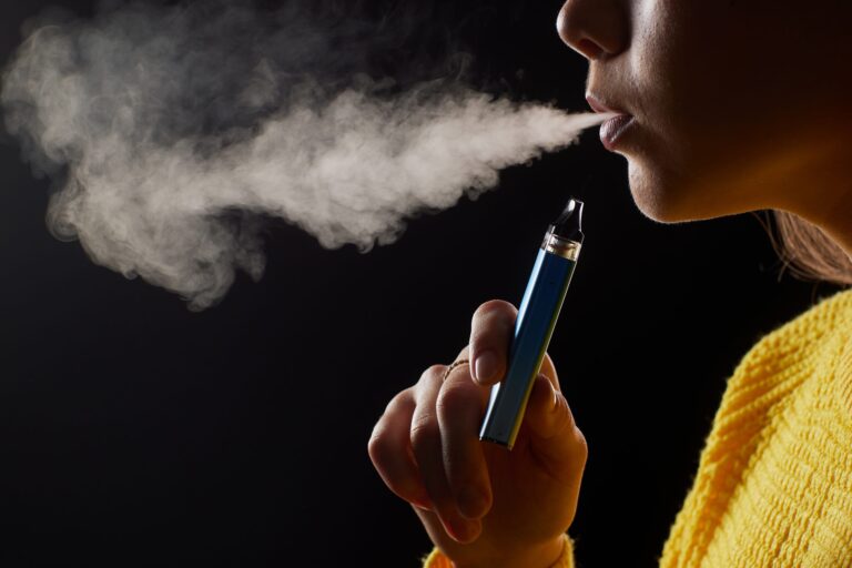 Epidemija vejpa: Sve više mladih sa pneumonijom pluća na pulmologiji